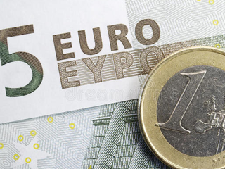 EUR/USD Price Analysis: Remains confined in a narrow trading range near 1.1040