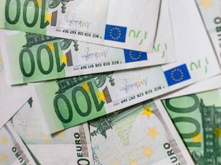 EUR/USD holds steady above mid-1.0900s on softer USD, lacks follow-through